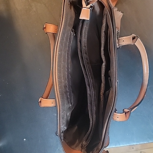 Tote barely used multiple pockets padded for laptop - Picture 2 of 8
